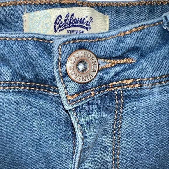 California Vintage, 9, juniors, distressed, relaxed, fit skinny leg,mid/hi rise - Picture 3 of 10